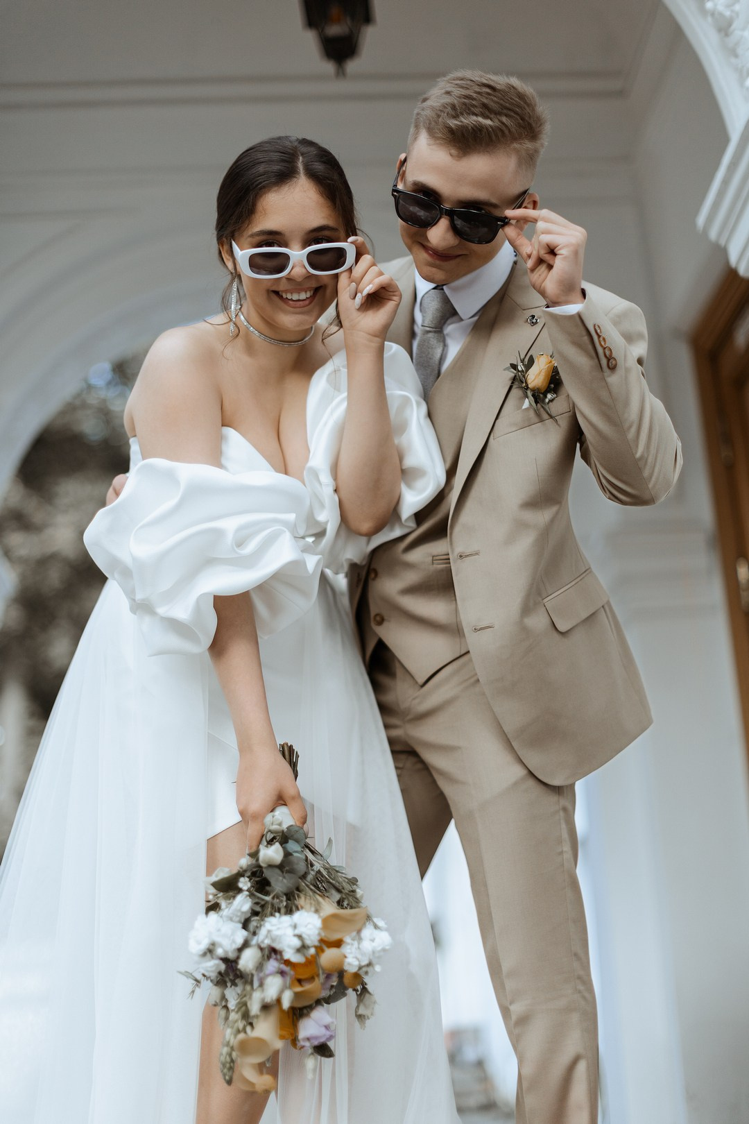  Любовные моменты возле здания областной филармонии