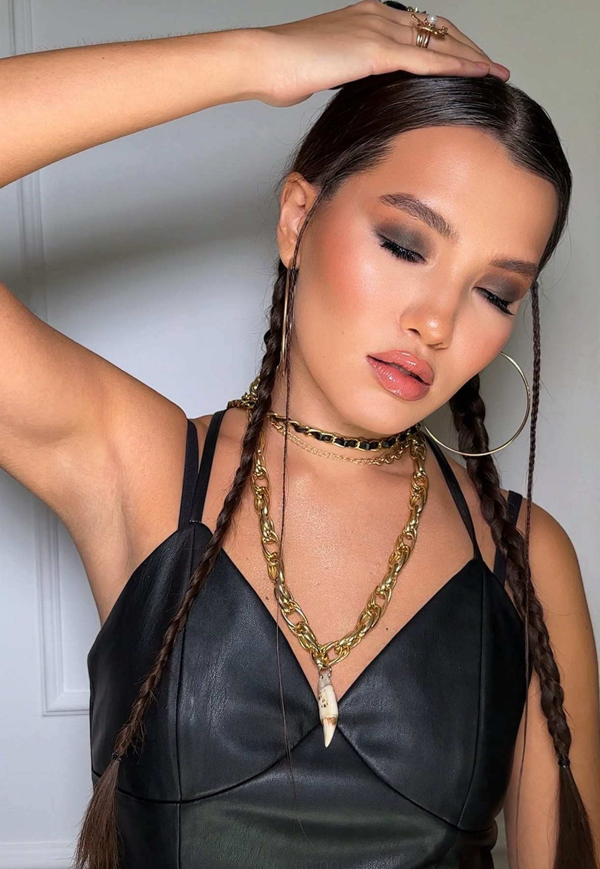 Портрет девушки модели азиатской внешности с ярким макияжем 