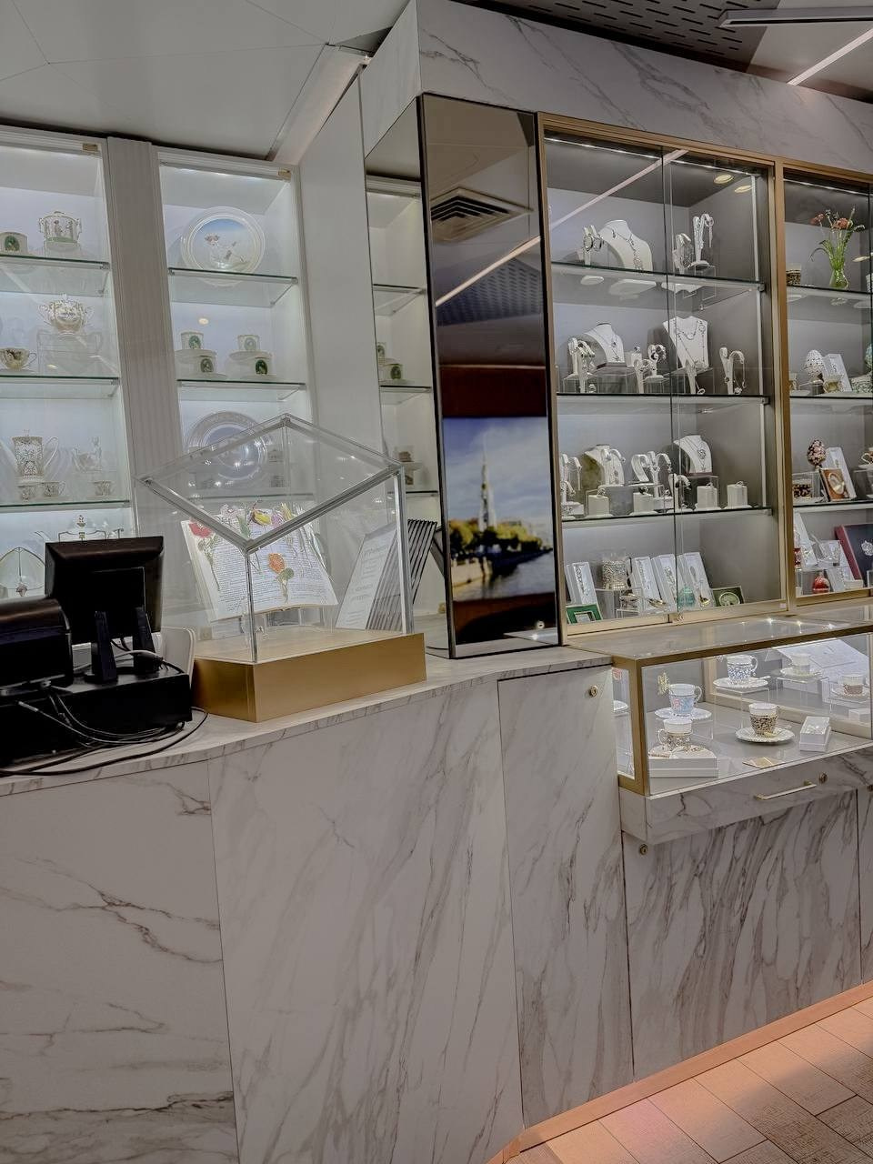 Ювелирная стойка Бизнес зал, аэропорт Пулково, СПБ. Davvero