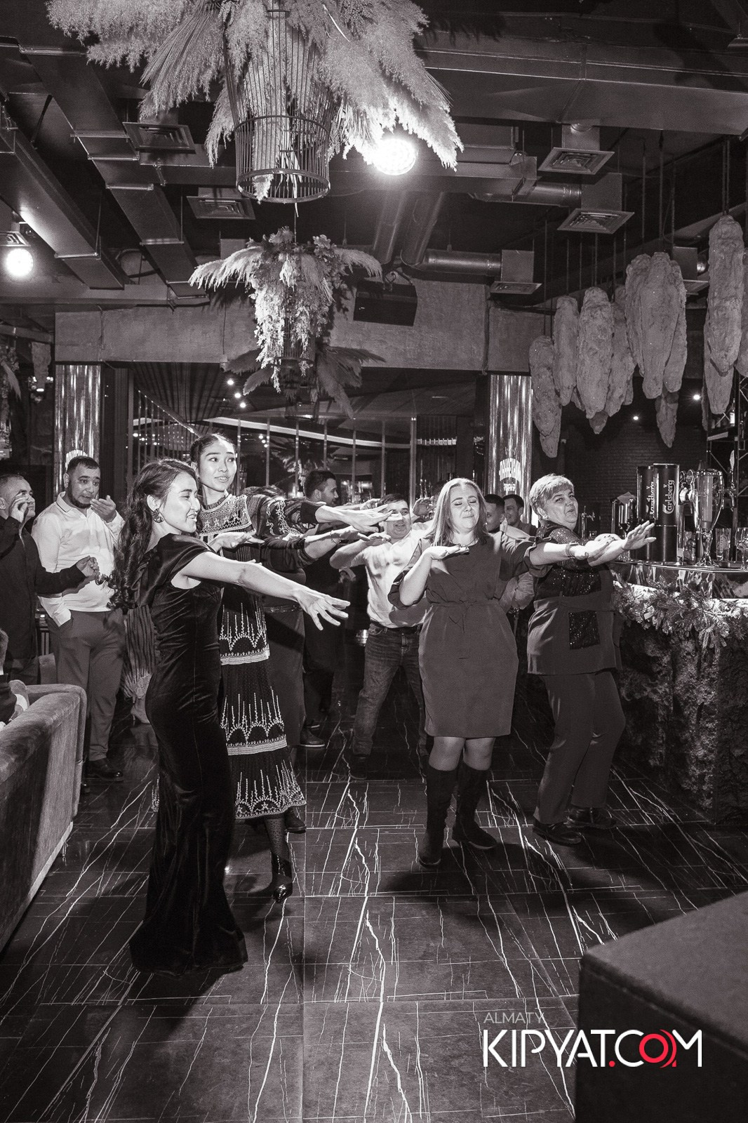 БАР ПАНАЕХАЛИ НА ТОЛЕ БИ. КИПЯТКОМ АЛМАТЫ!