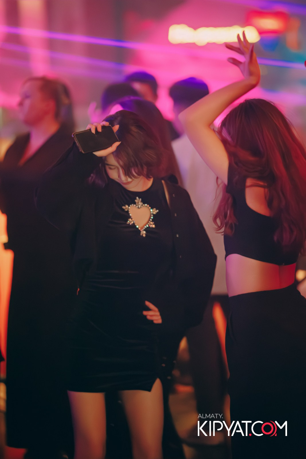 SANTA BARBARA — ПИТ ДЖЕЙСОН (ГР. ПРЕМЬЕР-МИНИСТР) И ИЛЬЯ ЗУДИН (ГР. ДИНАМИТ) НА ПРЕДНОВОГОДНЕЙ ВЕЧЕРИНКЕ. КИПЯТКОМ АЛМАТЫ!