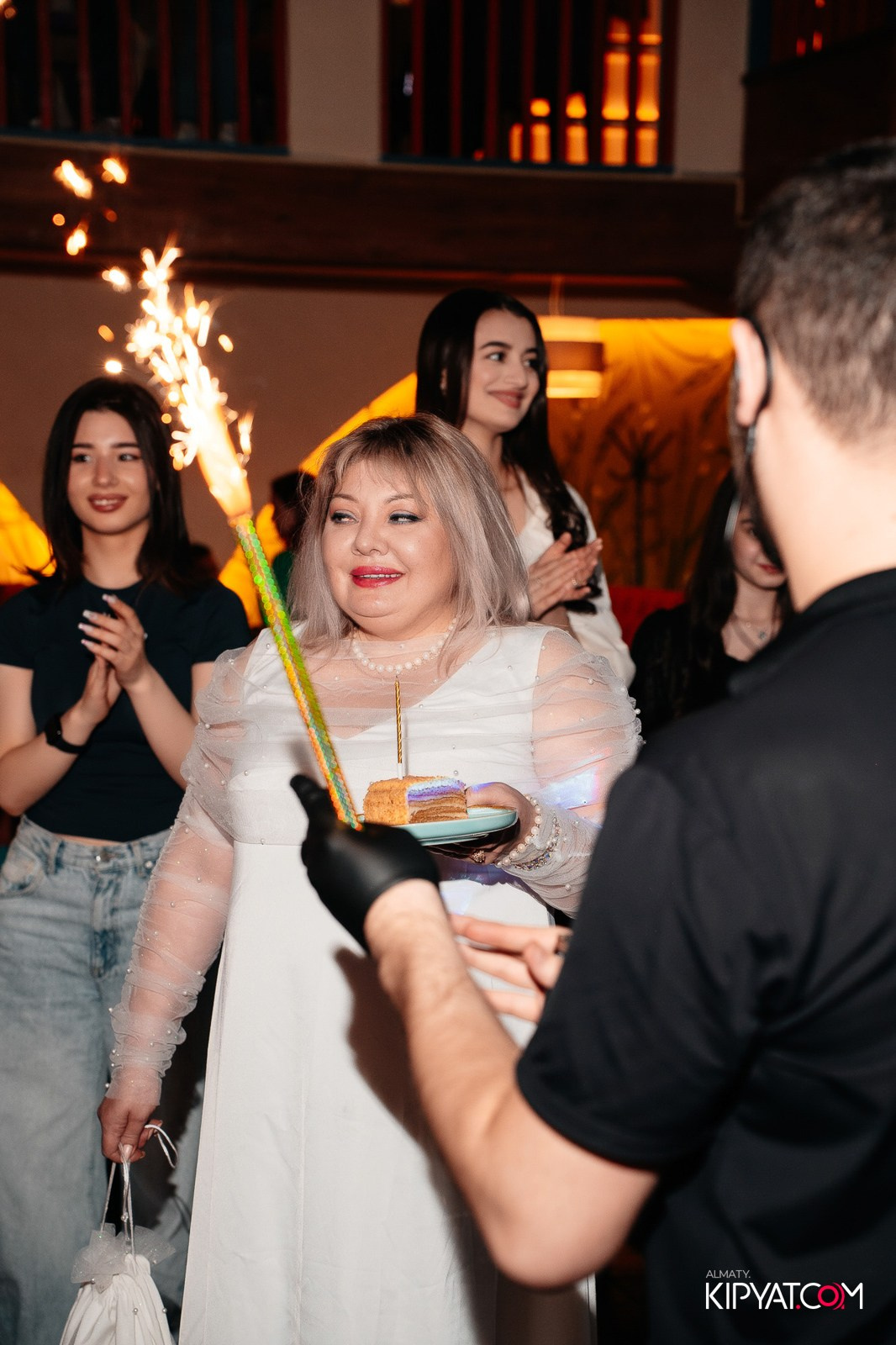 ГРУЗИНСКИЙ ДВОР НА КАБАНБАЙ БАТЫРА. КИПЯТКОМ АЛМАТЫ!