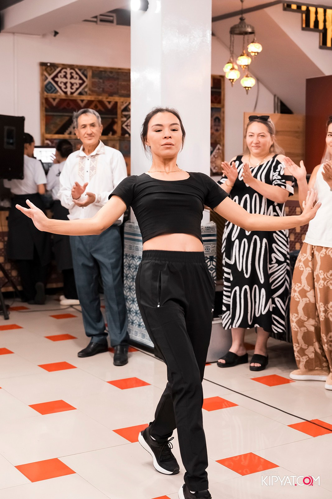 СЕМЕЙНЫЙ РЕСТОРАН BAZAAR. КИПЯТКОМ АЛМАТЫ!