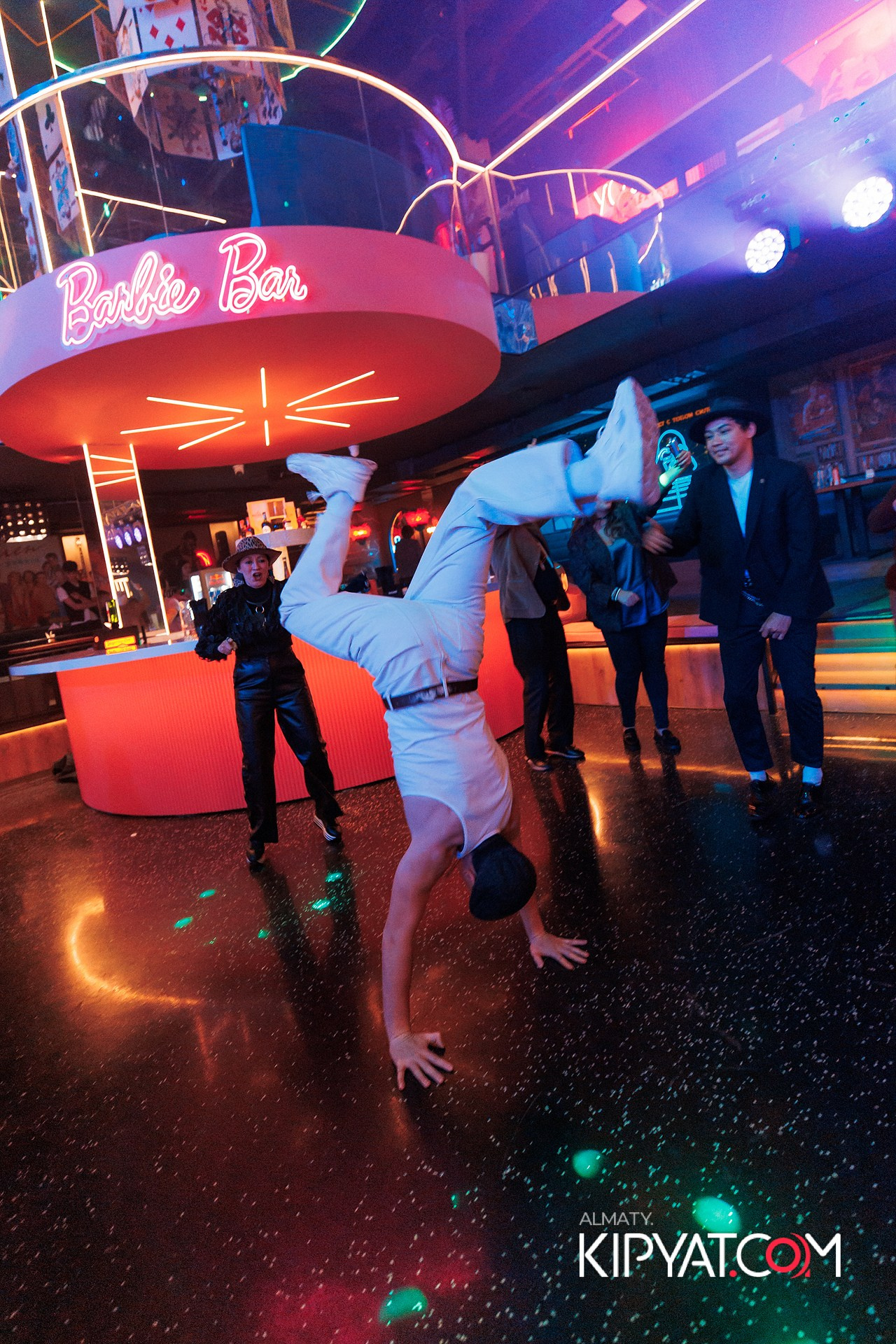 ПРЕЗЕНТАЦИЯ КНИГИ ВИКТОРА ЕЛИСЕЕВА. КИПЯТКОМ АЛМАТЫ!