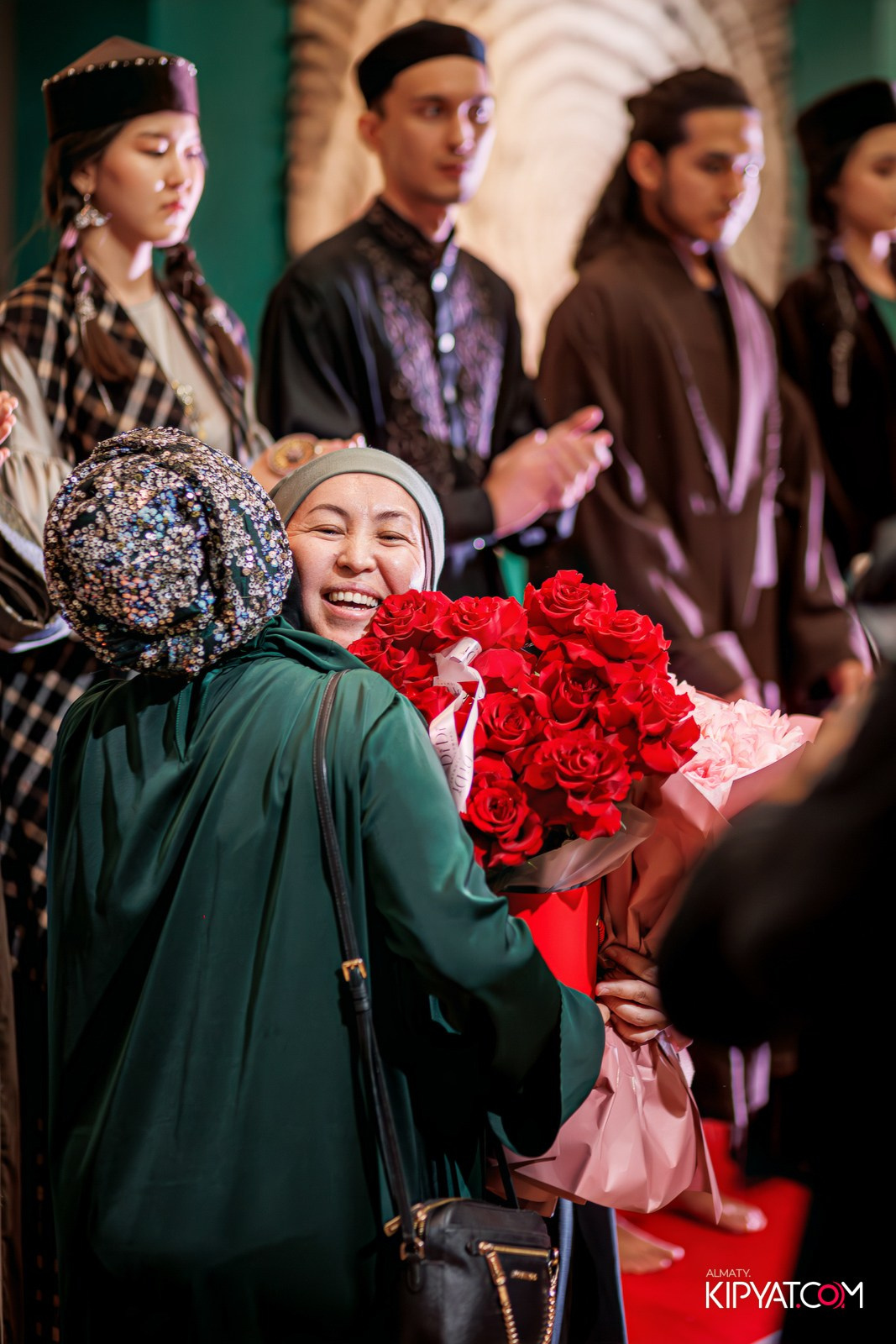 FASHION ПОКАЗ, КАЗАХСКОЙ НАЦИОНАЛЬНОЙ ОДЕЖДЫ. КИПЯТКОМ АЛМАТЫ!