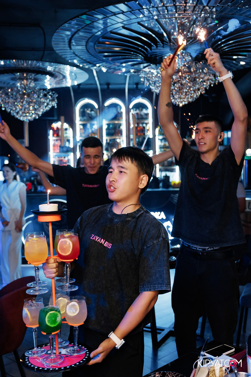 ЗАЯ, НА БИС. КИПЯТКОМ АЛМАТЫ!