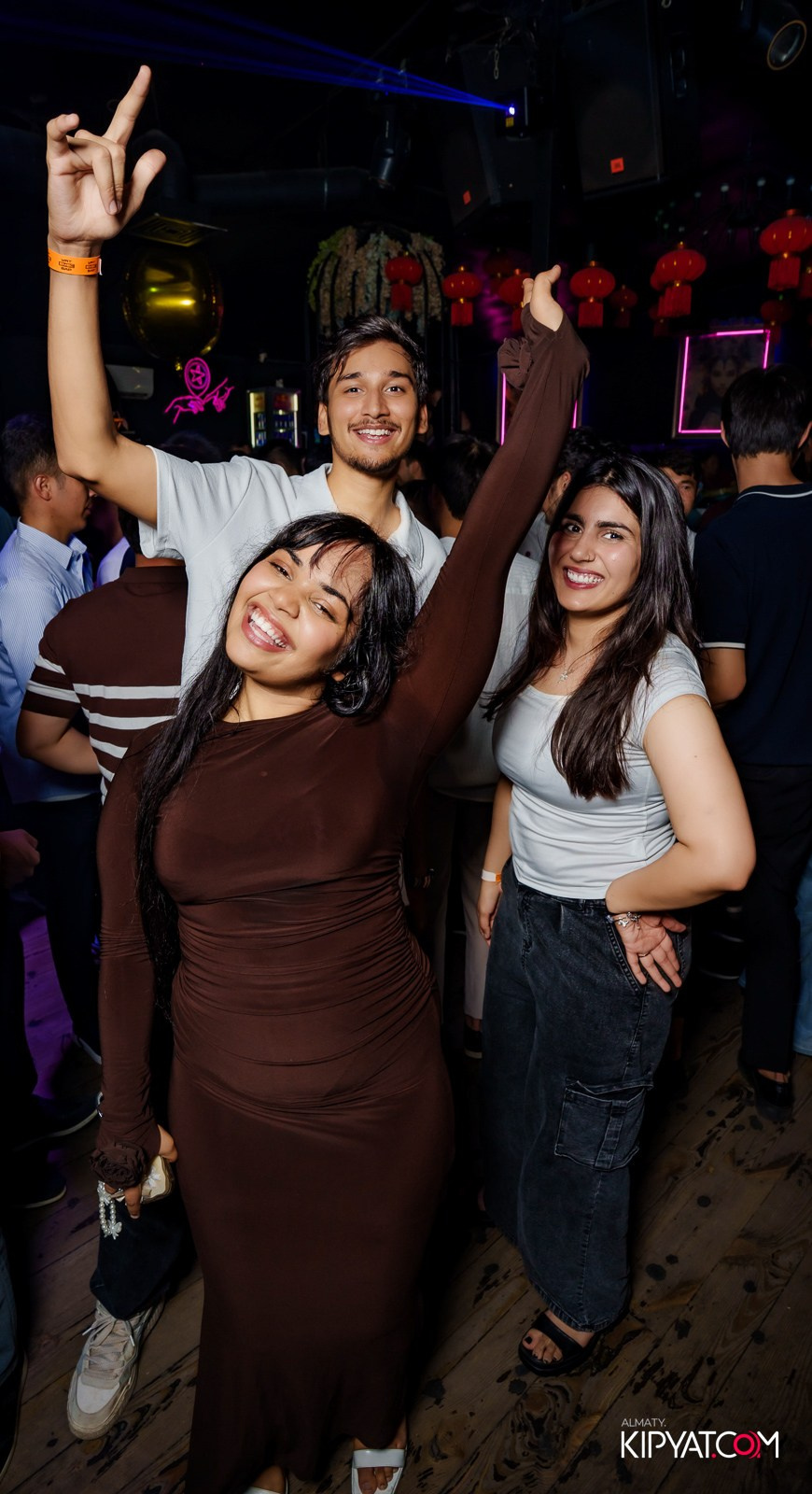 UYAT EMES BAR. КИПЯТКОМ АЛМАТЫ!