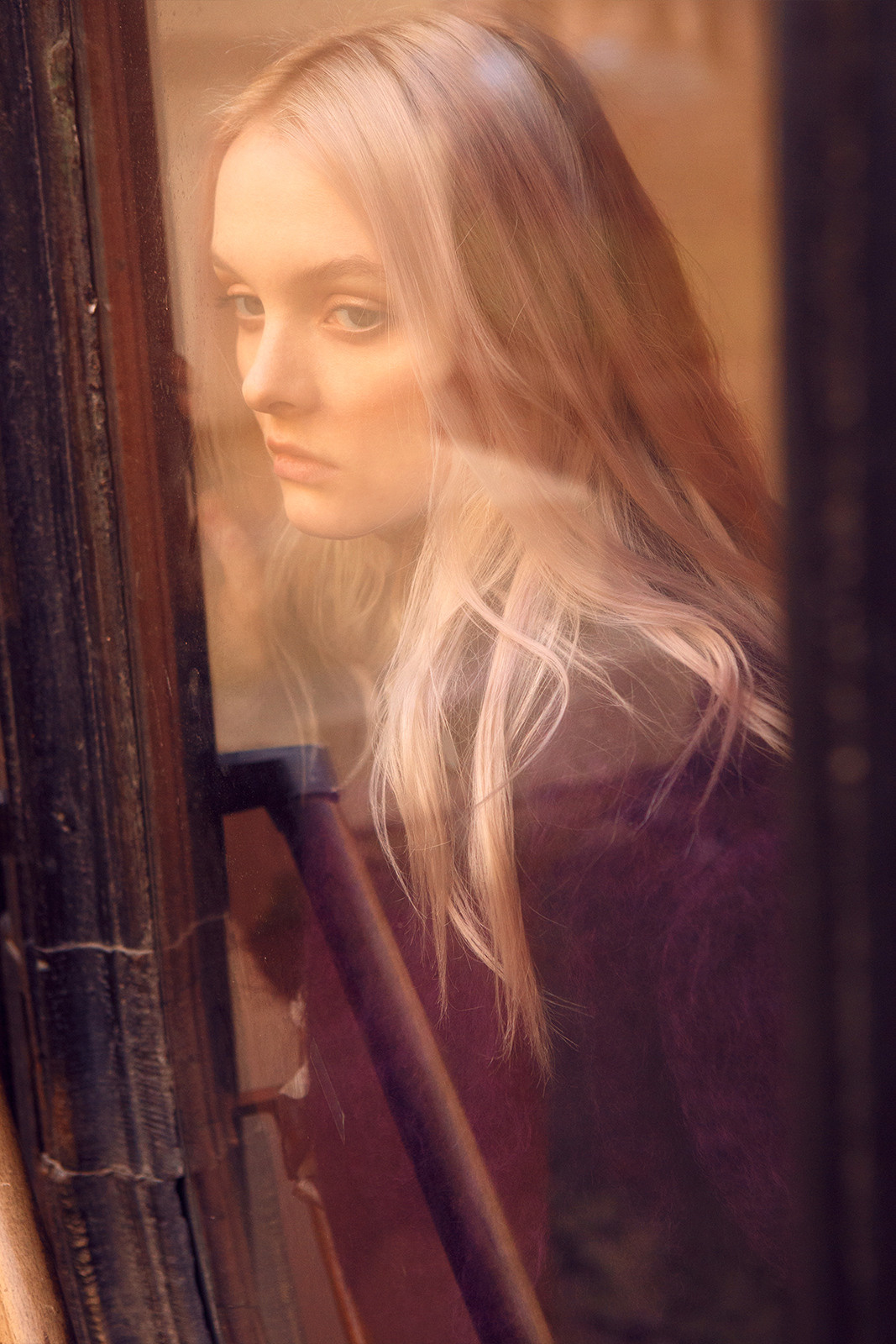 модель позирует для каталога за стеклом 