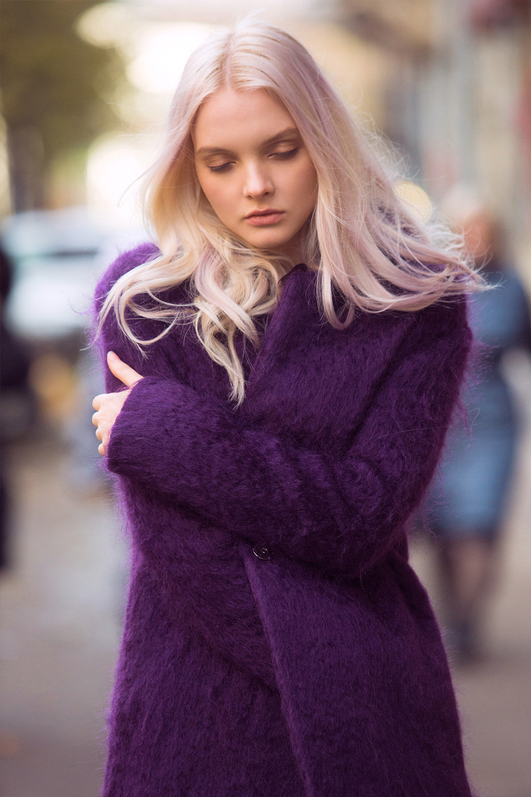 ось холодно, спасает теплое пальто 