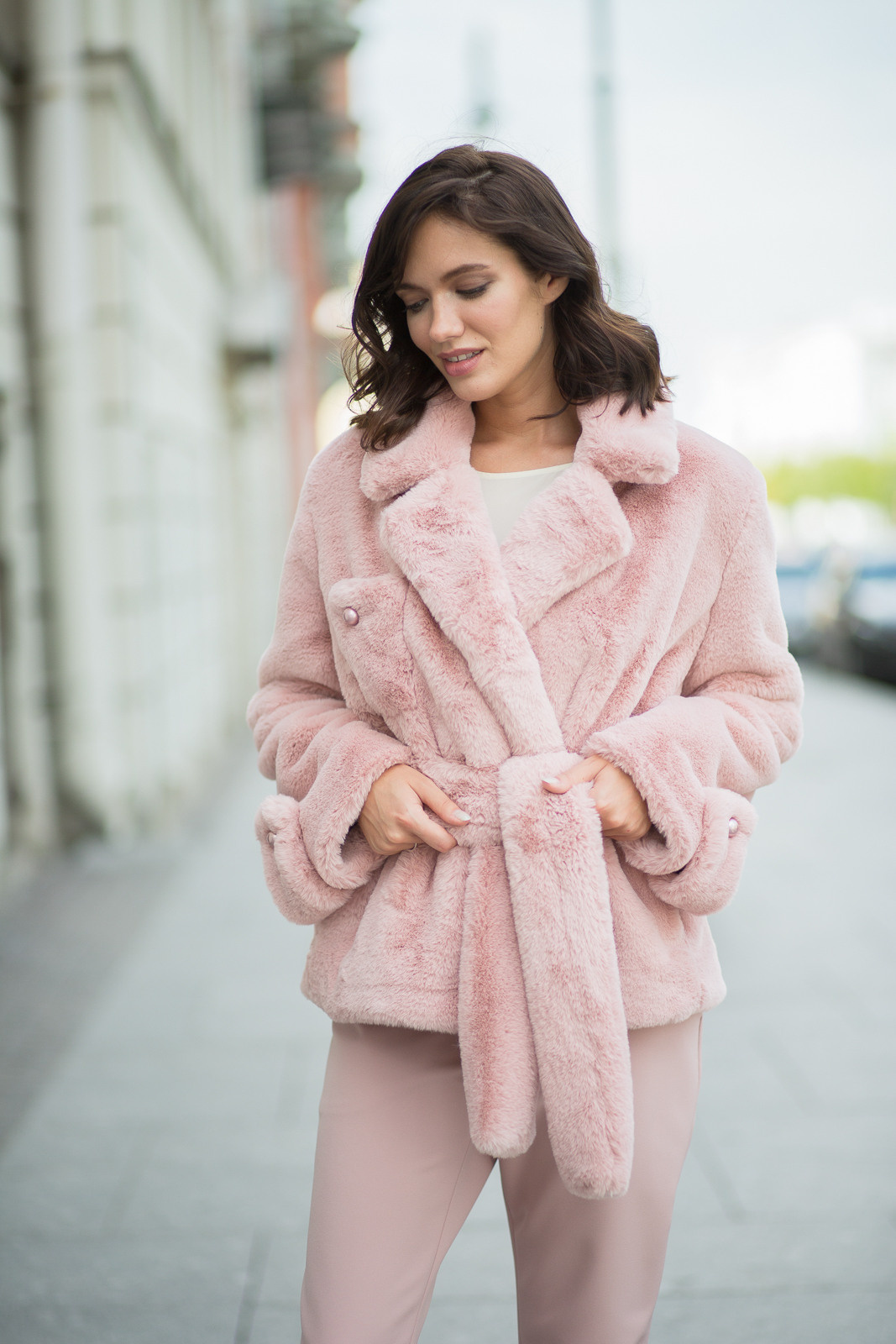 уличная фотосессия в шубе с моделью 