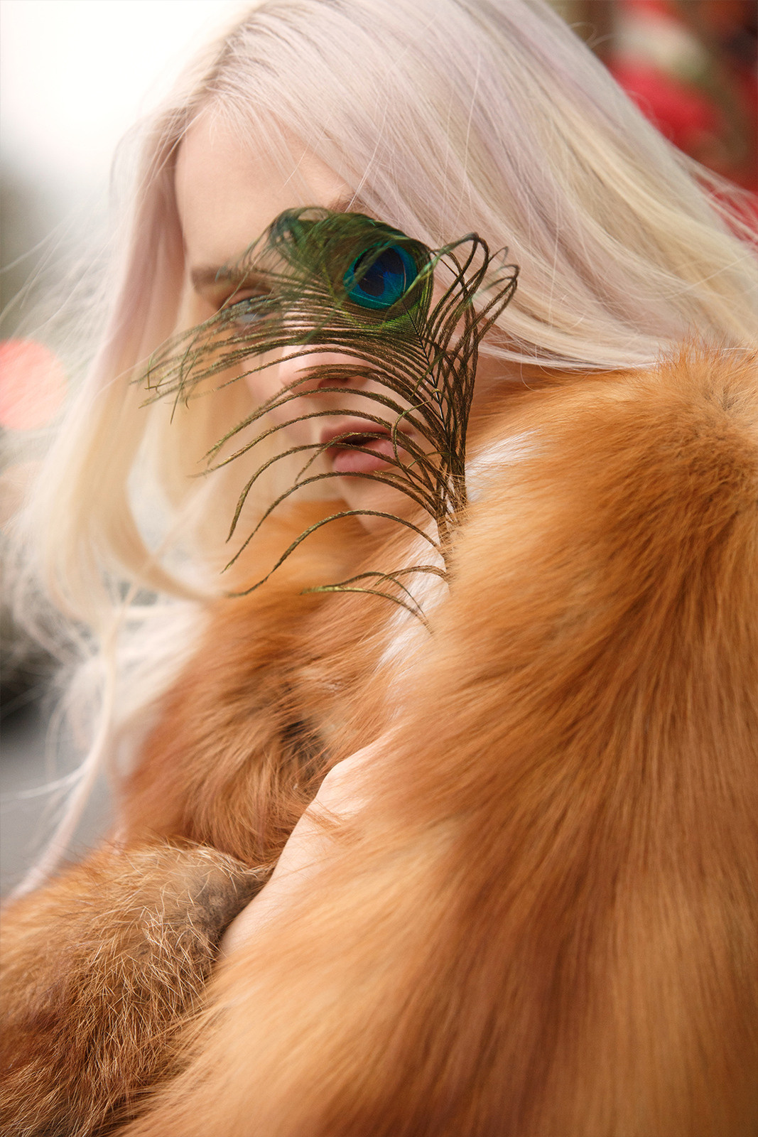 глаз павлина на модели в роскошной шубе 