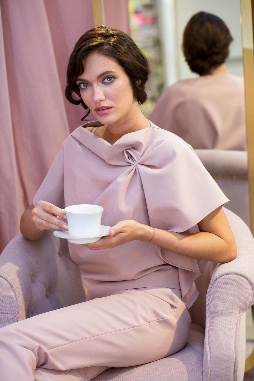 минутка на кофе в розовом красивом костюме 