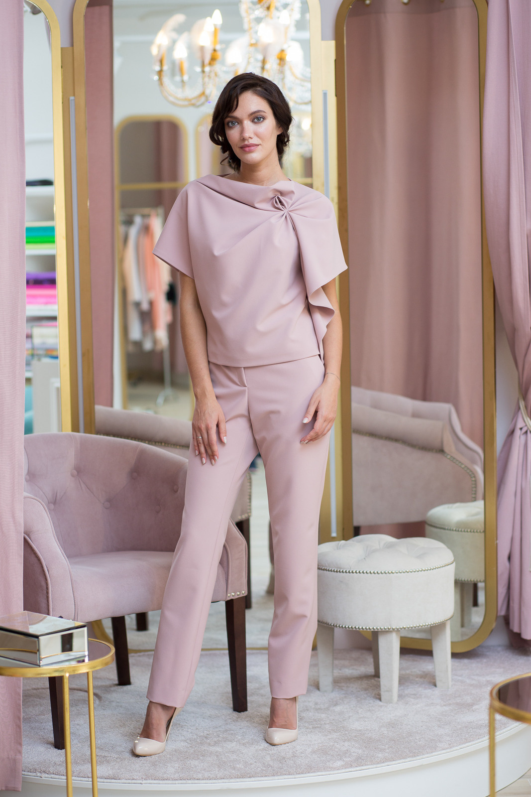 фотосессия в модном ателье с моделью в костюме 