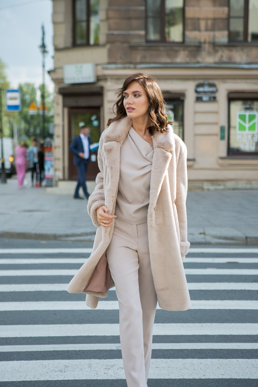 уличная фотография на пешеходном переходе в шубе 
