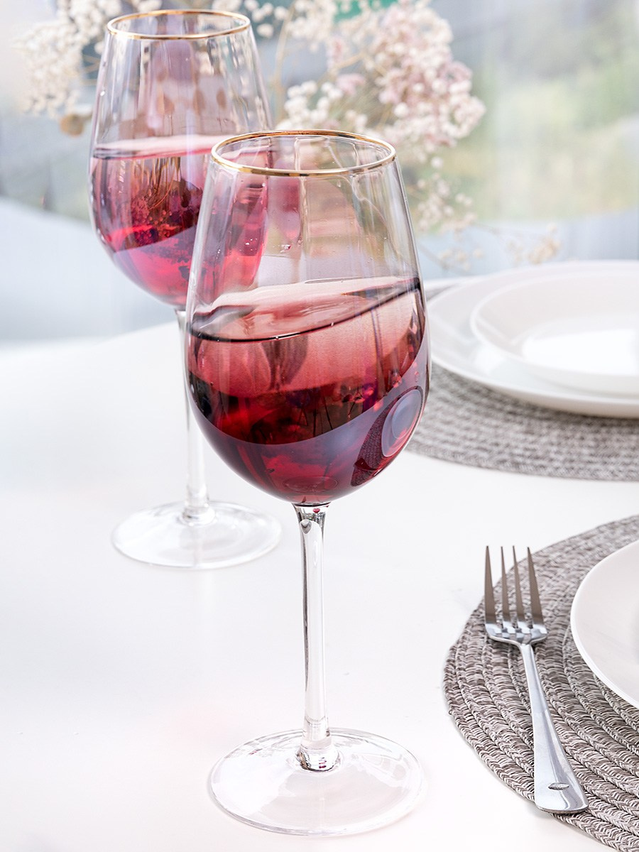 Бордовый бокал с золотым кантом на столе | Съемка для рекламного баннера