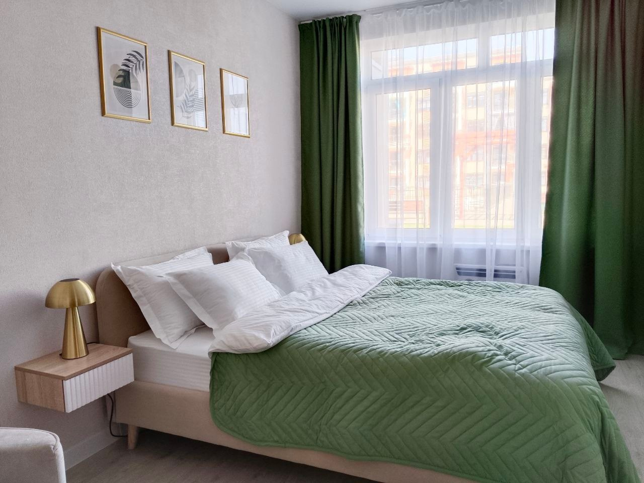 Кейс2: Получили ключи от квартиры. Задача была обставить для аренды посуточно. Учли все пожелания и сделали всё в короткий срок и квартира стала быстро приносить прибыль. Получилась очень стильная и уютная квартира, в которую точно захочется вернуться. 