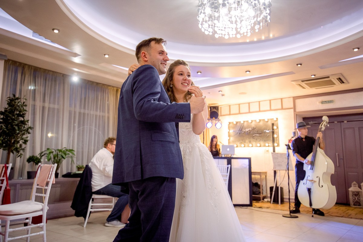 Свадебная фотосессия в ресторане. Свадебный фотограф в Санкт-Петербурге Антон Владимиров