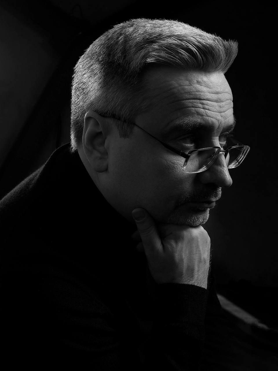 Бизнес портрет Красноярск, фото для работы, портретный фотограф Красноярск, фотосессия в офисном стиле Красноярск, фотосъемка за работой