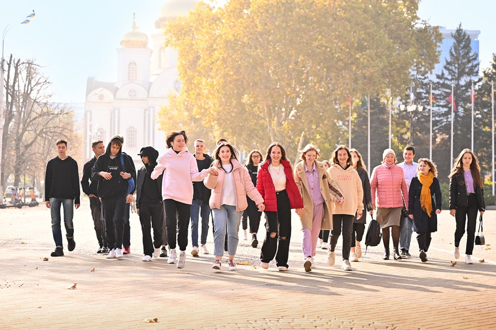 Фотосессия учеников выпускного класса на улице города Краснодара