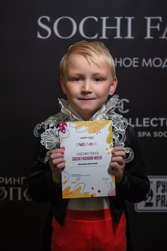 SochiFashionWeek2024 дизайнер Анохина Светлана. Семейный и коммерческий фотограф в Сочи Александр Бодунов