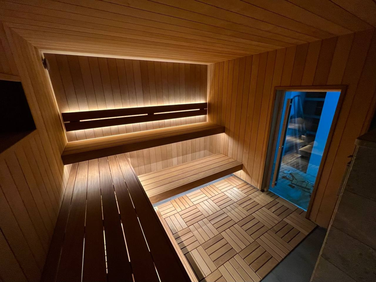 Брутальная парная в КП Газпром из широкой термоольхи и термоабаши. Строгие прямые линии, второе дыхание и невероятная Tulikivi в облицовке. SaunaTopMasters