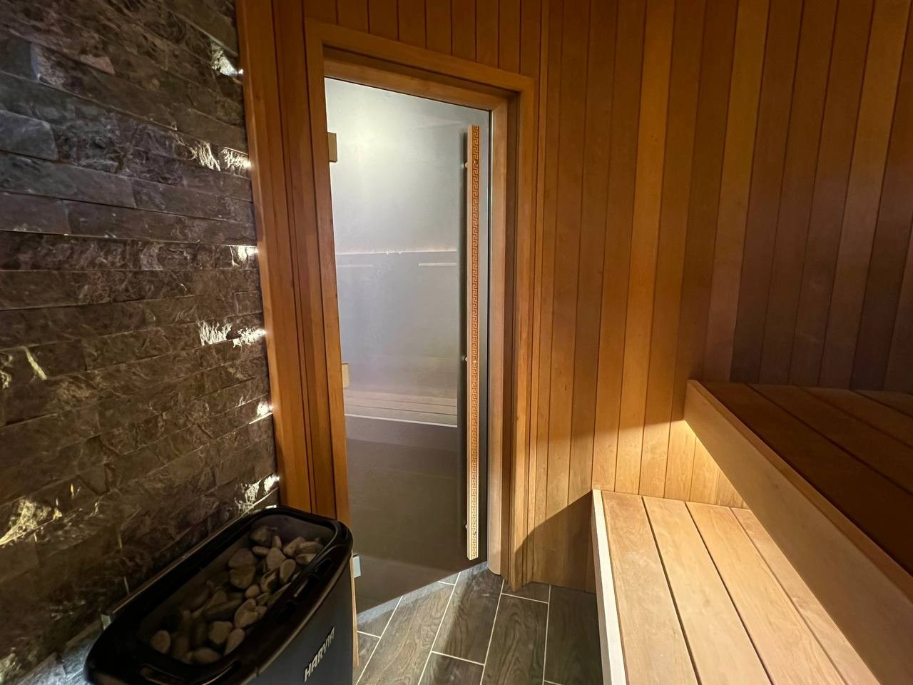 Сауна во Всеволожске выполнена в уже полюбившимся стиле нашей команды. В отделке используется ольха, можжевельник и натуральный камень. SaunaTopMasters