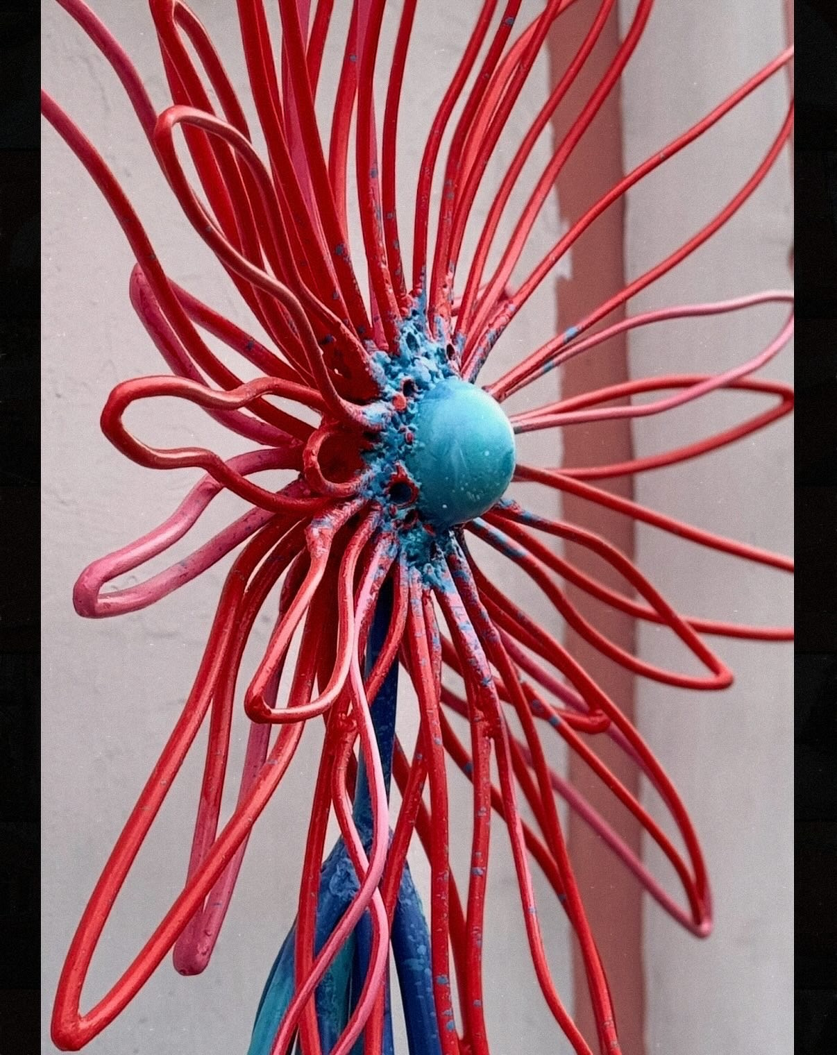 Астра_Полярный рацвет / Россия / Мурманск / ул. Ленина 5 / 2025. Художник — скульптор Антонина Фатхуллина