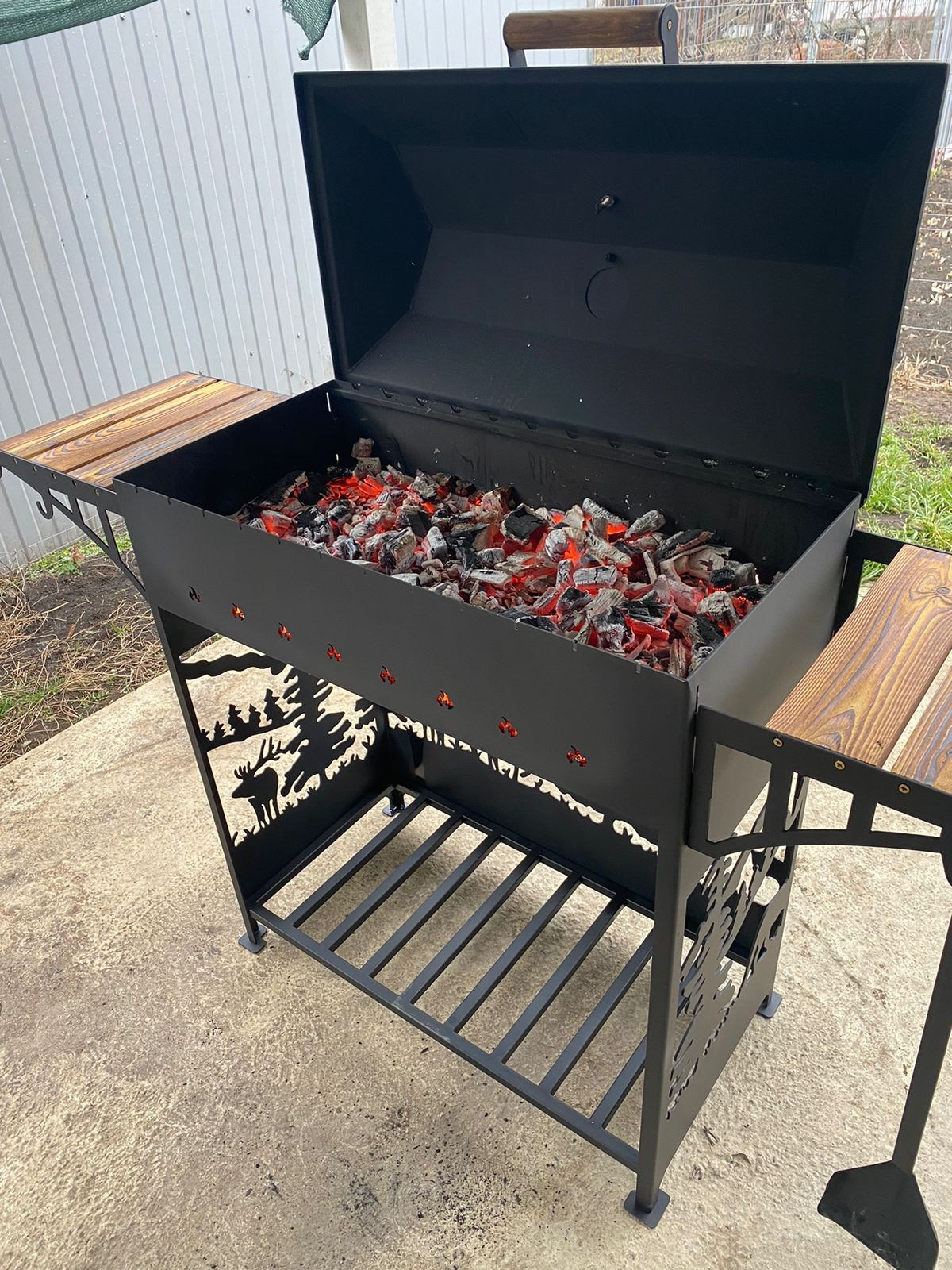 Универсал с резным рисунком и крышкой барбекю. Купить / заказать мангал для дома в Краснодаре от производителя «Мангал Мастер»