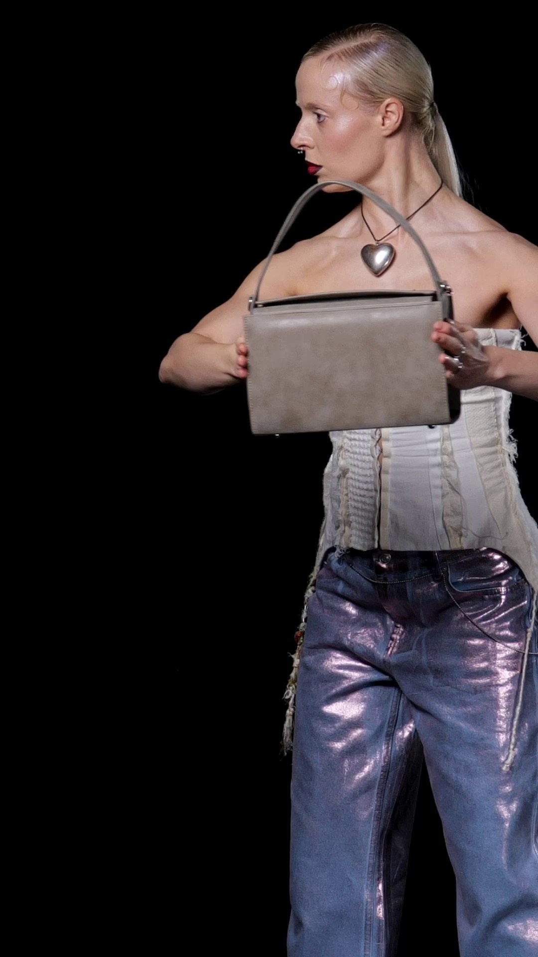 Arny Praht: video. Я Саша, креативный продюсер и арт-директор из Москвы. Придумываю, собираю и запускаю визуальные проекты