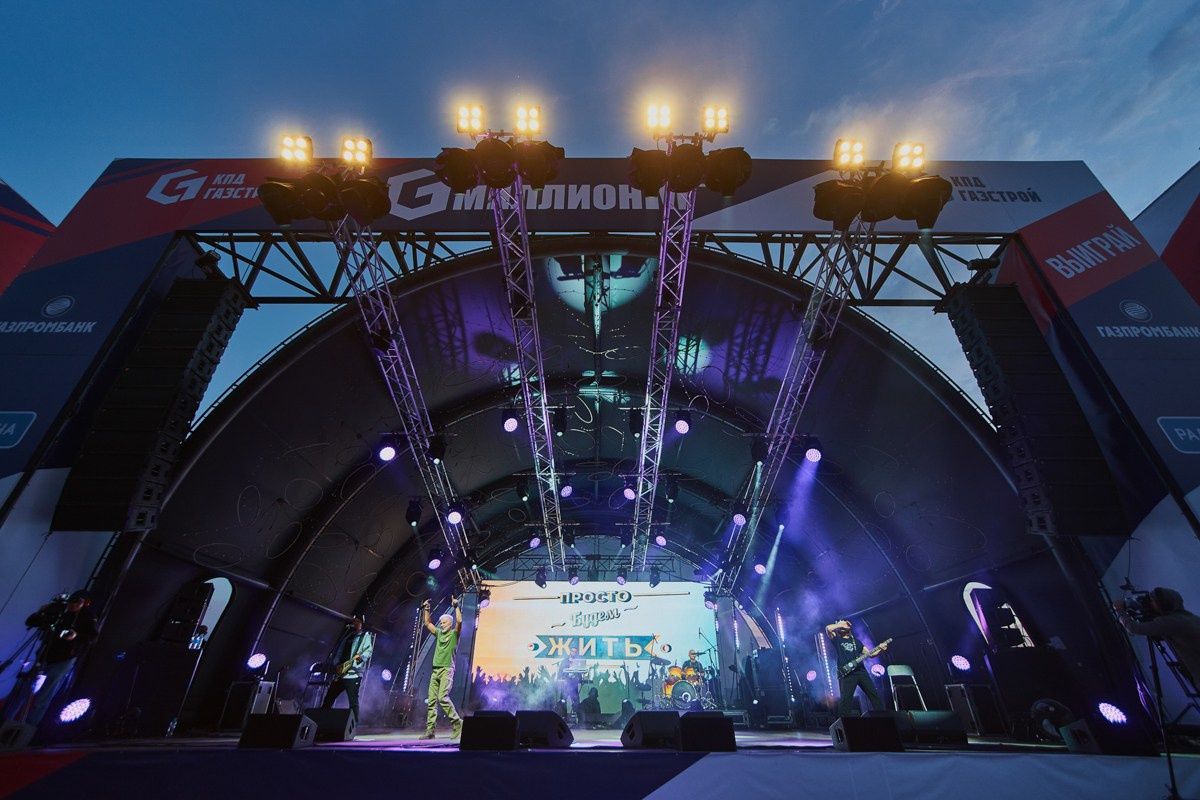 Репортаж для VIP зоны КПД Газстрой: выступление Родиона и Олега Газмановых. Репортажный и женский фотограф в Новосибирске