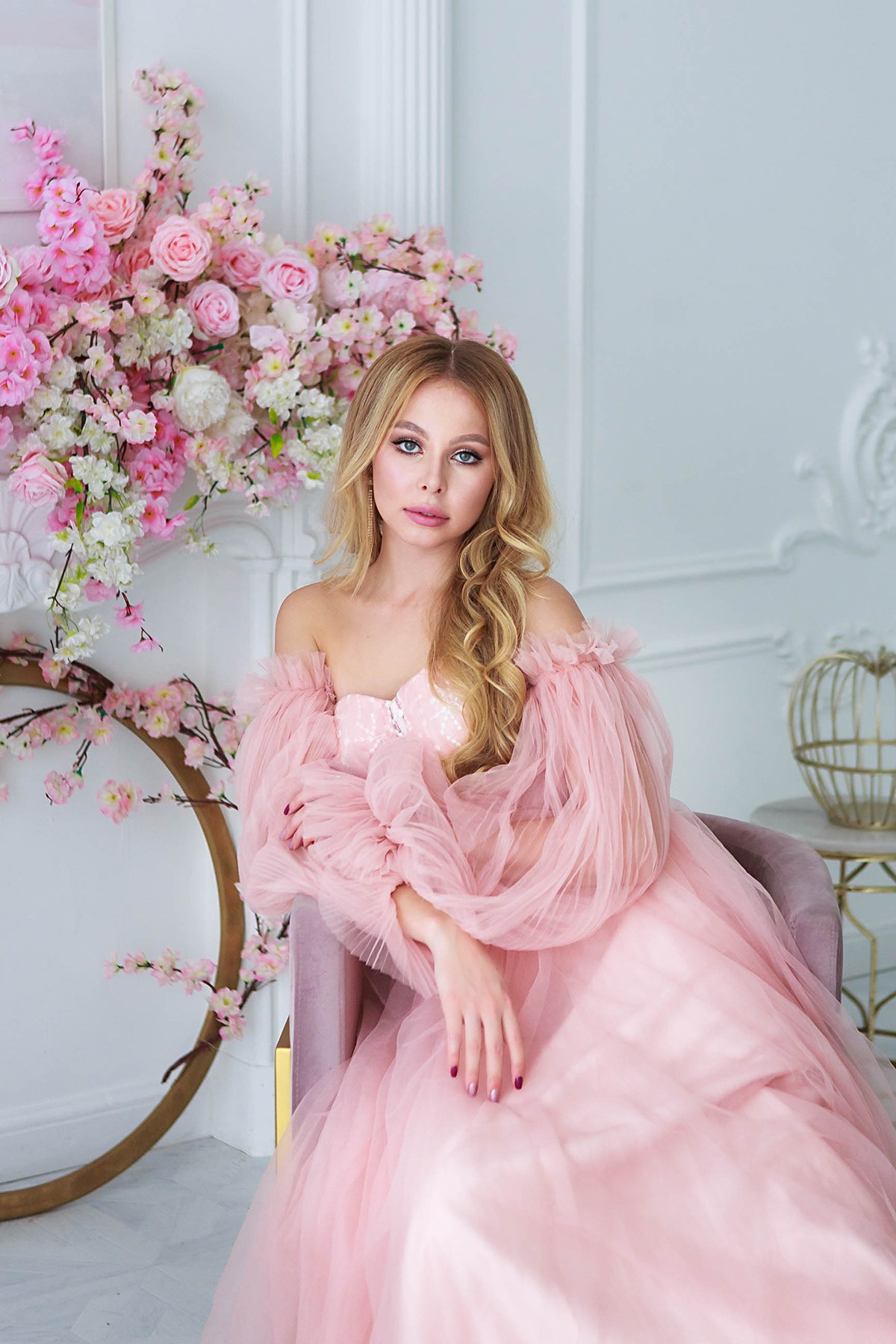 Портретная фотосессия в весенней фотостудии с цветами. Семейный и детский фотограф в Москве Мария Быкова