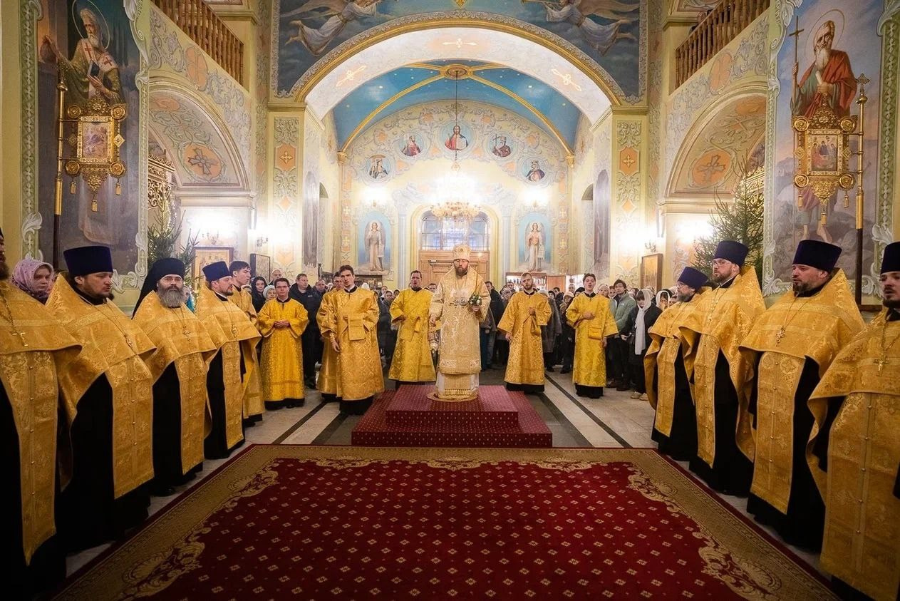 Благочинный Северо-Западного округа принял участие в Архиерейском Богослужении в Покровском соборе. Саратовское Северо-Западное благочиние