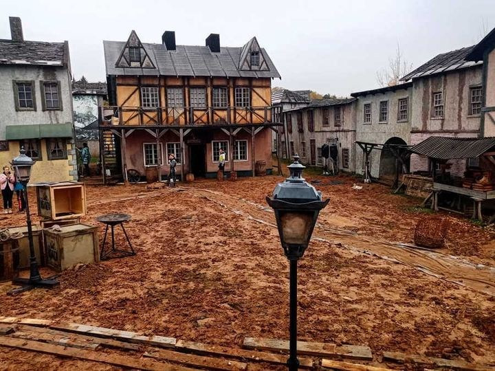 Фотосессия в парке Подмосковья — вековые деревья и романтичные беседки