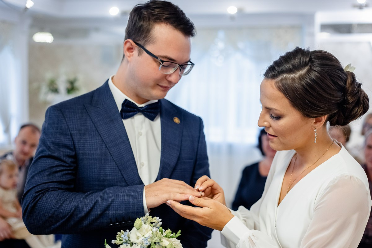 Жених и невеста. Обмен кольцами в ЗАГСе Петергофа.