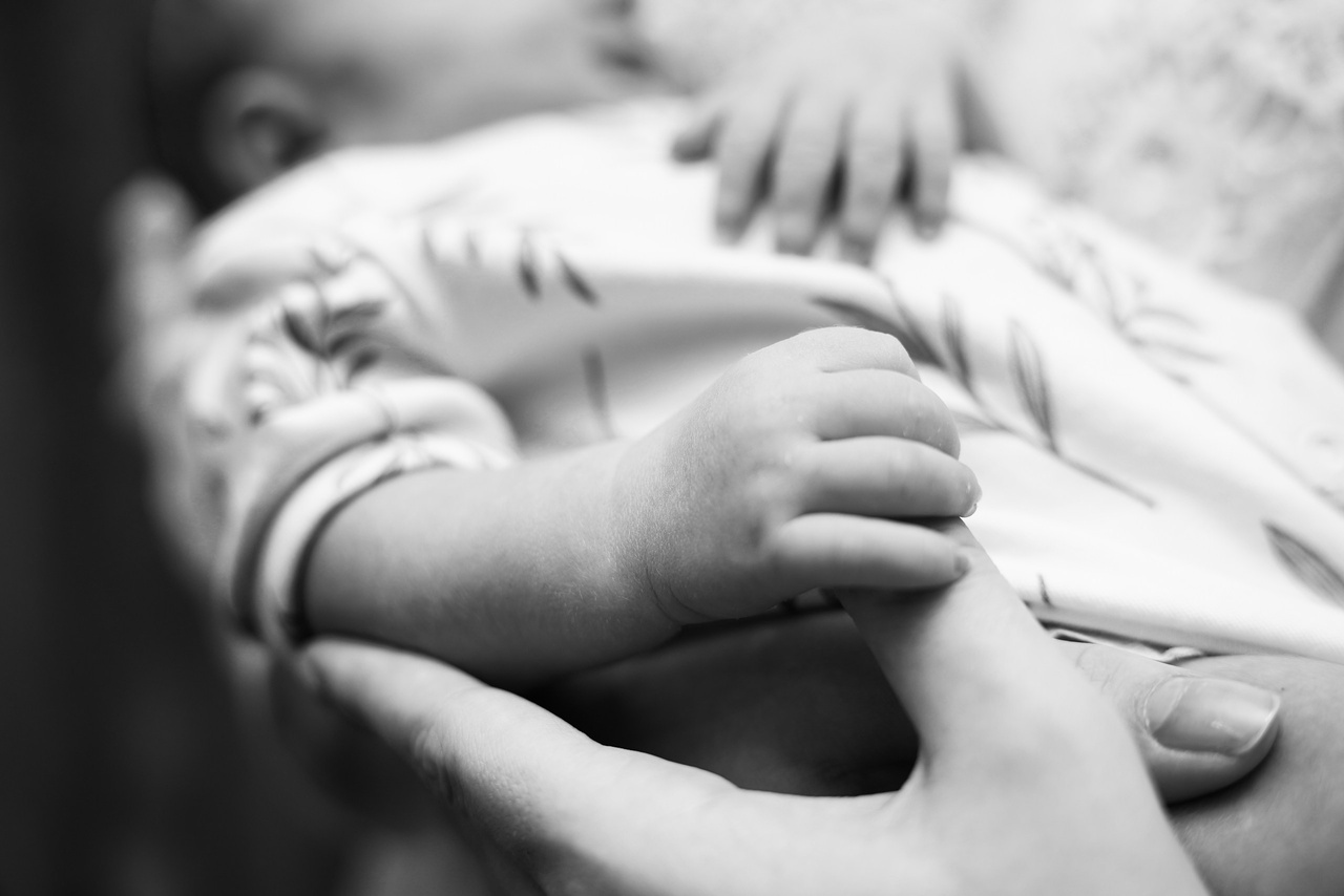 Ребёнок на руках у родителей, фотография нашей студии