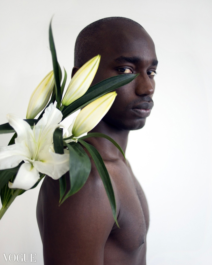 мужчина с белым цветком