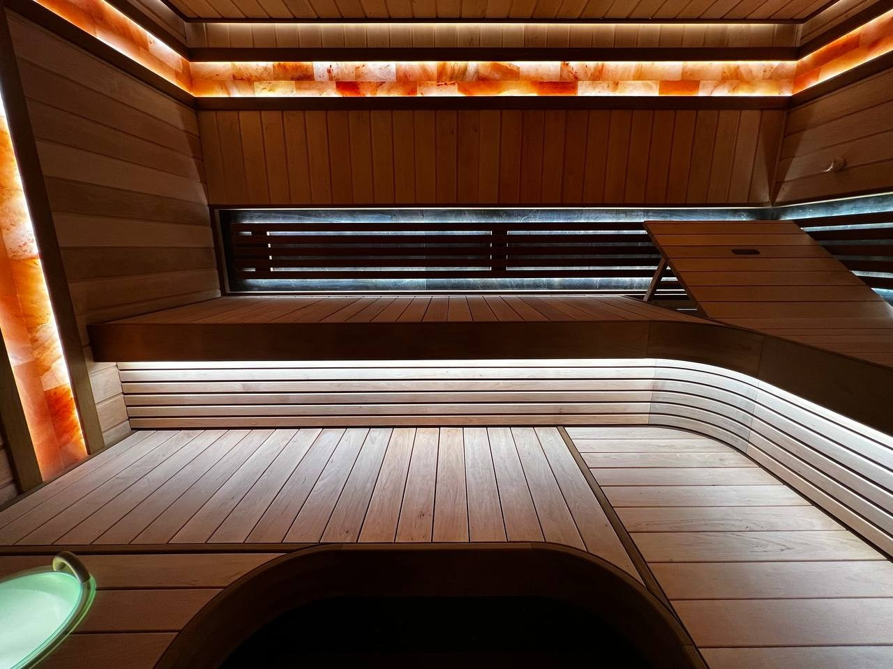 В Репино парке есть парная, в которой хочется задержаться дольше, чем позволяет время. Идеальная гармония света, текстур и форм. SaunaTopMasters