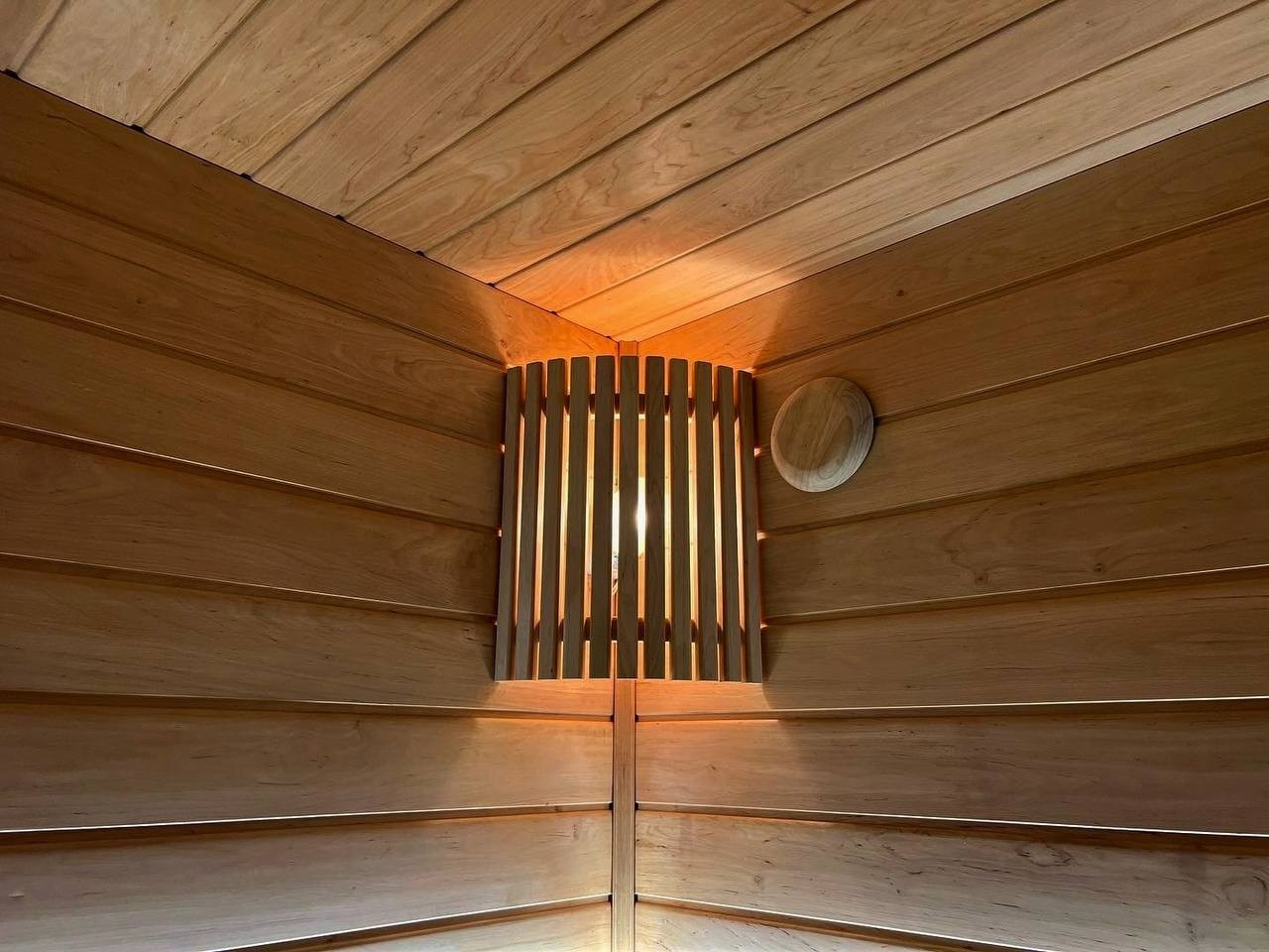 Эксклюзивная парная в Мендсарах из разнокалиберной светлой ольхи и шунгита, а внутренняя топка только усиливает эффект контраста. SaunaTopMasters