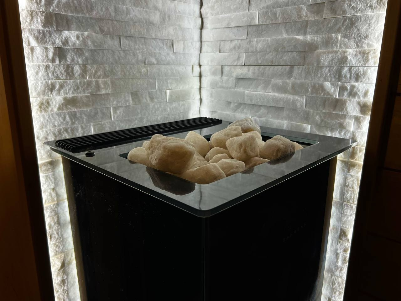 Сауна в Садах Времени на электрокаменке Sangens в облицовке из черного закаленного стекла. Выполнена в классическом стиле нашей команды. SaunaTopMasters