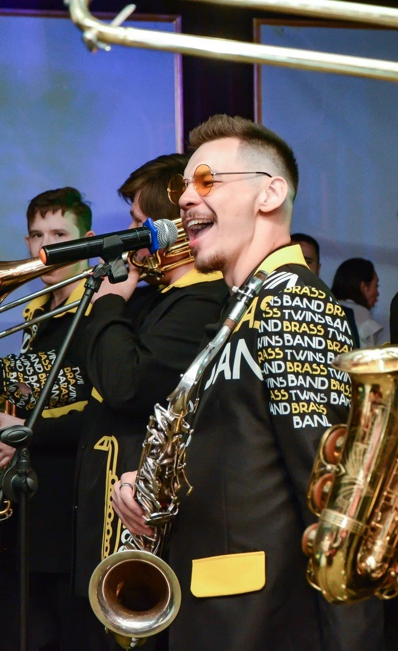 Twins Brass Band. Just Brass