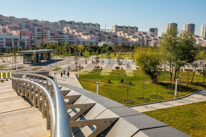 Портретная съёмка в парке — мягкий рассеянный свет сквозь кроны деревьев