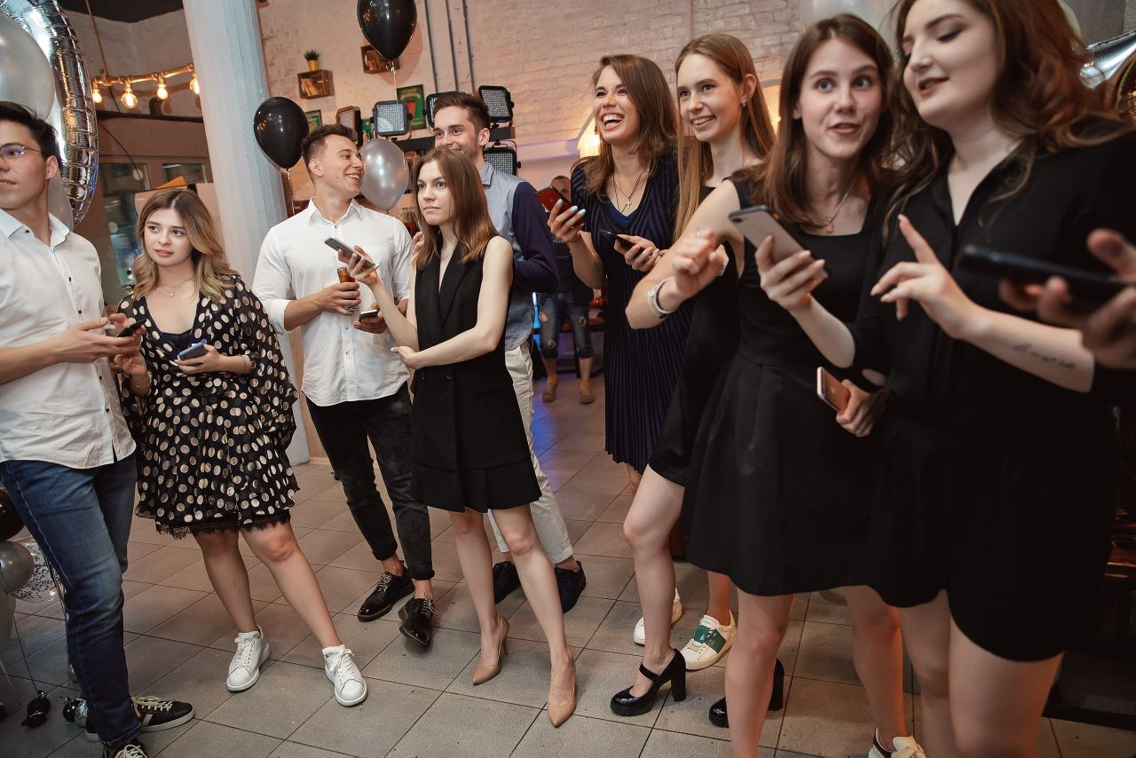 Ведущий + диджей + флейринг-шоу на выпускной вечер и другие праздники для молодёжи и подростков