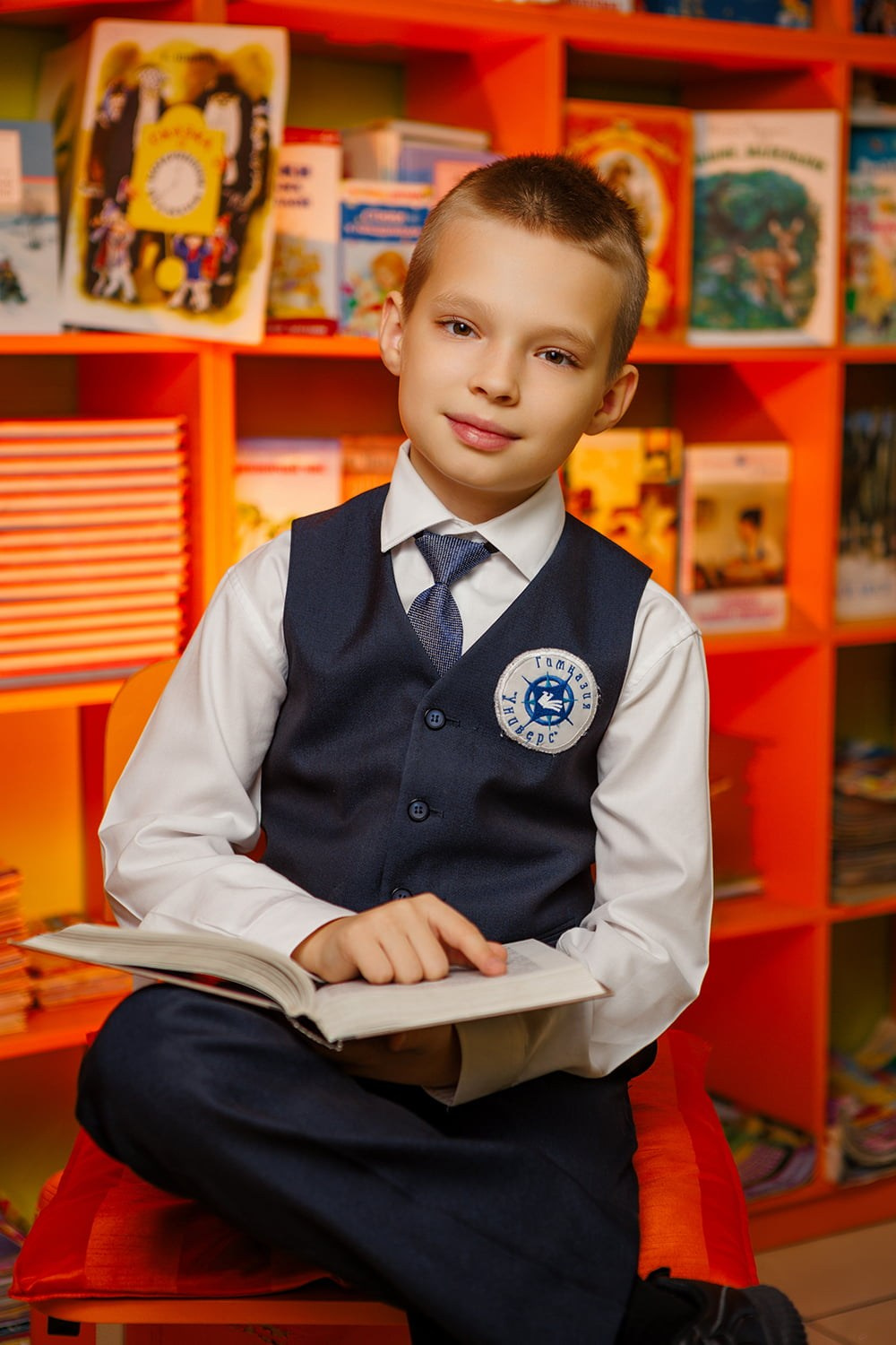 Выпускной альбом для 4 класса: фотосессии в школе и библиотеке. СИГМА | Студия выпускных альбомов Красноярск