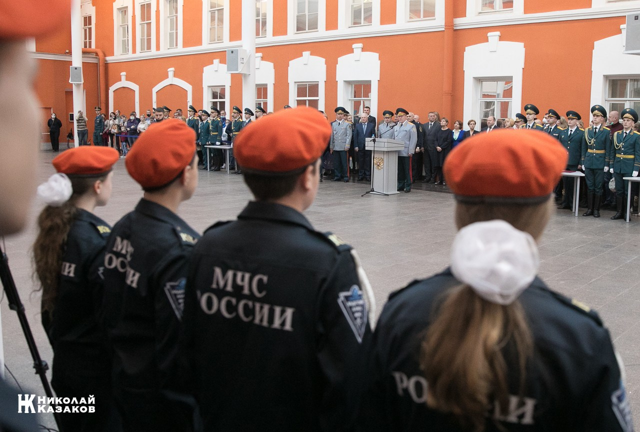 Воспитанники кадетских классов МЧС в строю во время торжественного посвящения в кадеты в Атриуме Петропавловской крепости 