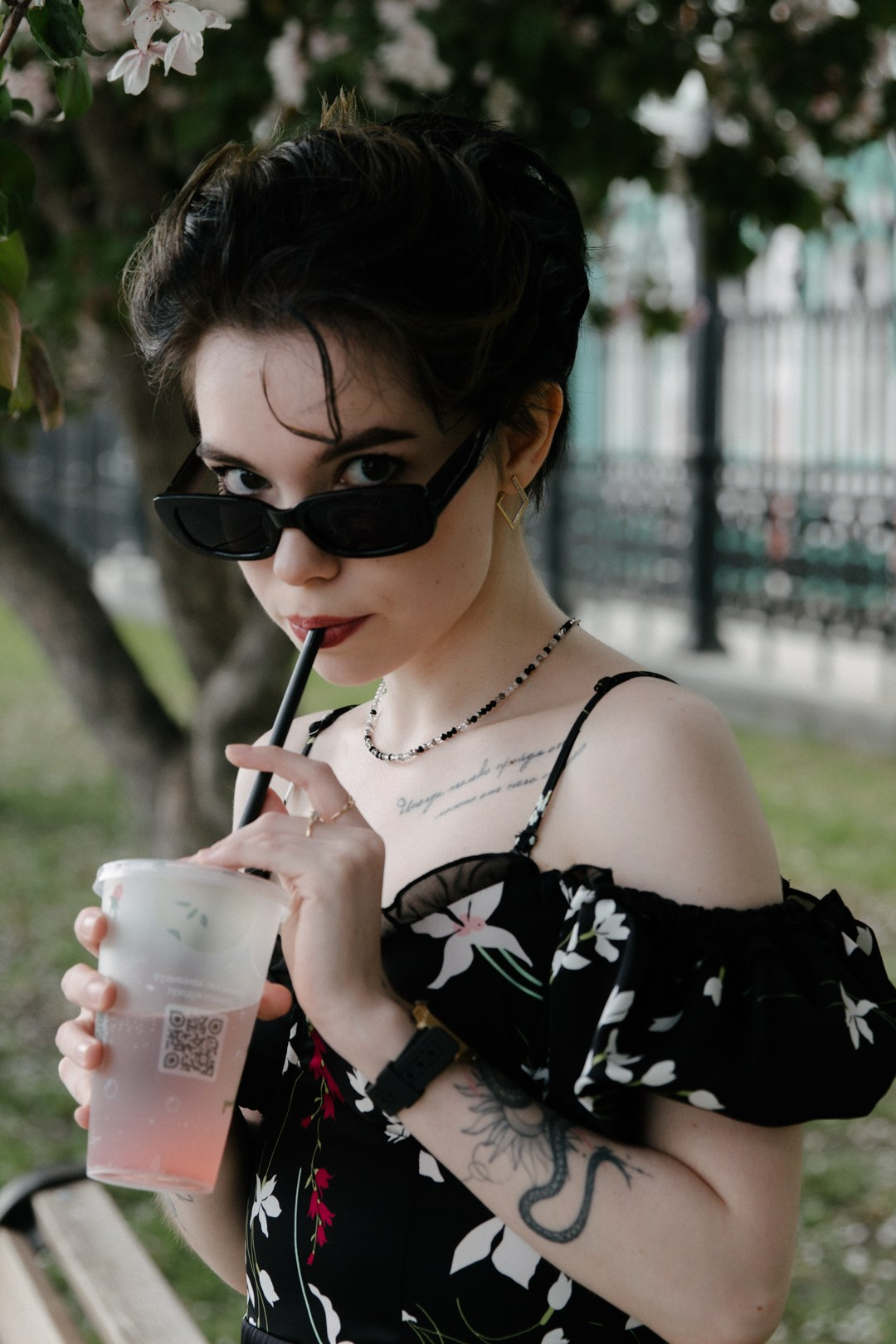 Портрет Насти и цветущей вишни. Фотограф Настя Булочка Екатеринубрг