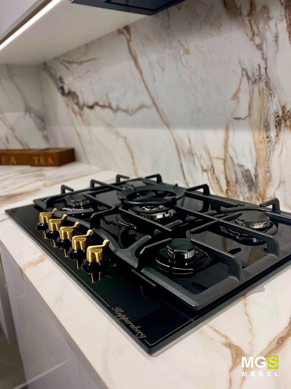 Рабочая поверхность кухни в варочной панелью