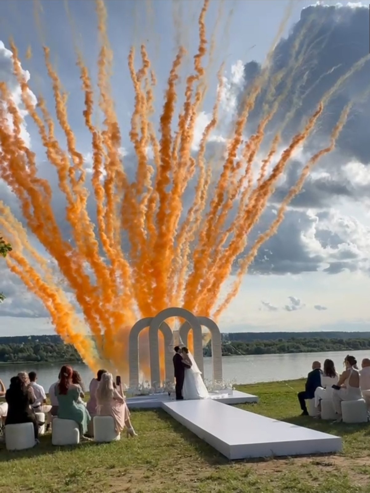 Цветной дым. Огненно-пиротехническое шоу, салюты, пиротехника на ваш праздник!