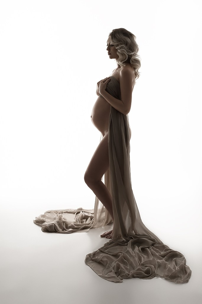 фотография обнаженной беременной, красивое фото беременности в стиле минимализм, фотография беременной в фотостудии