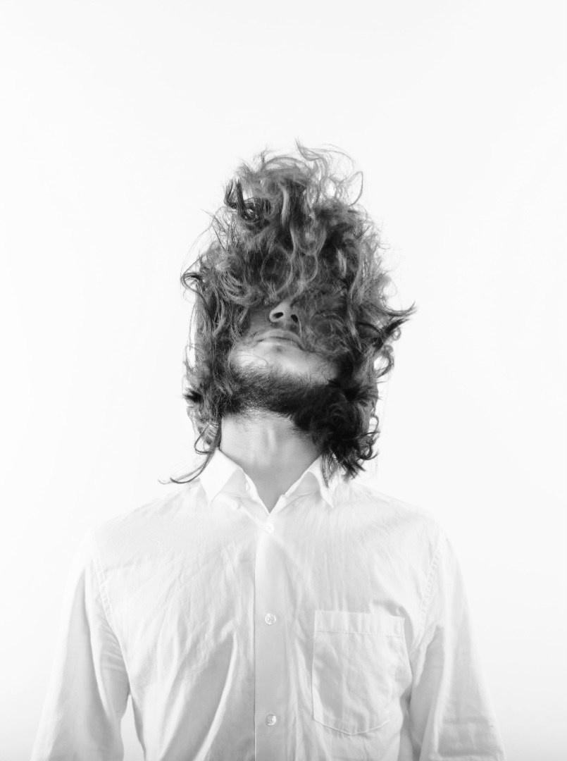 Черно-белый портрет парня в белой рубашке в высоком ключе