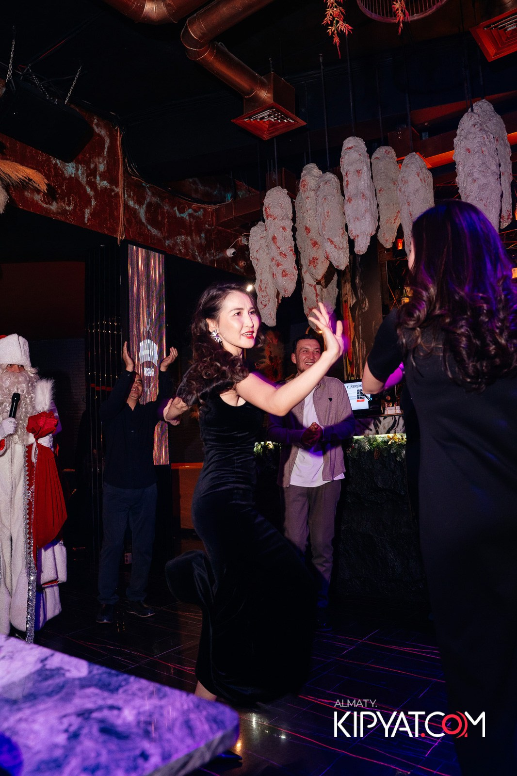 БАР ПАНАЕХАЛИ НА ТОЛЕ БИ. КИПЯТКОМ АЛМАТЫ!